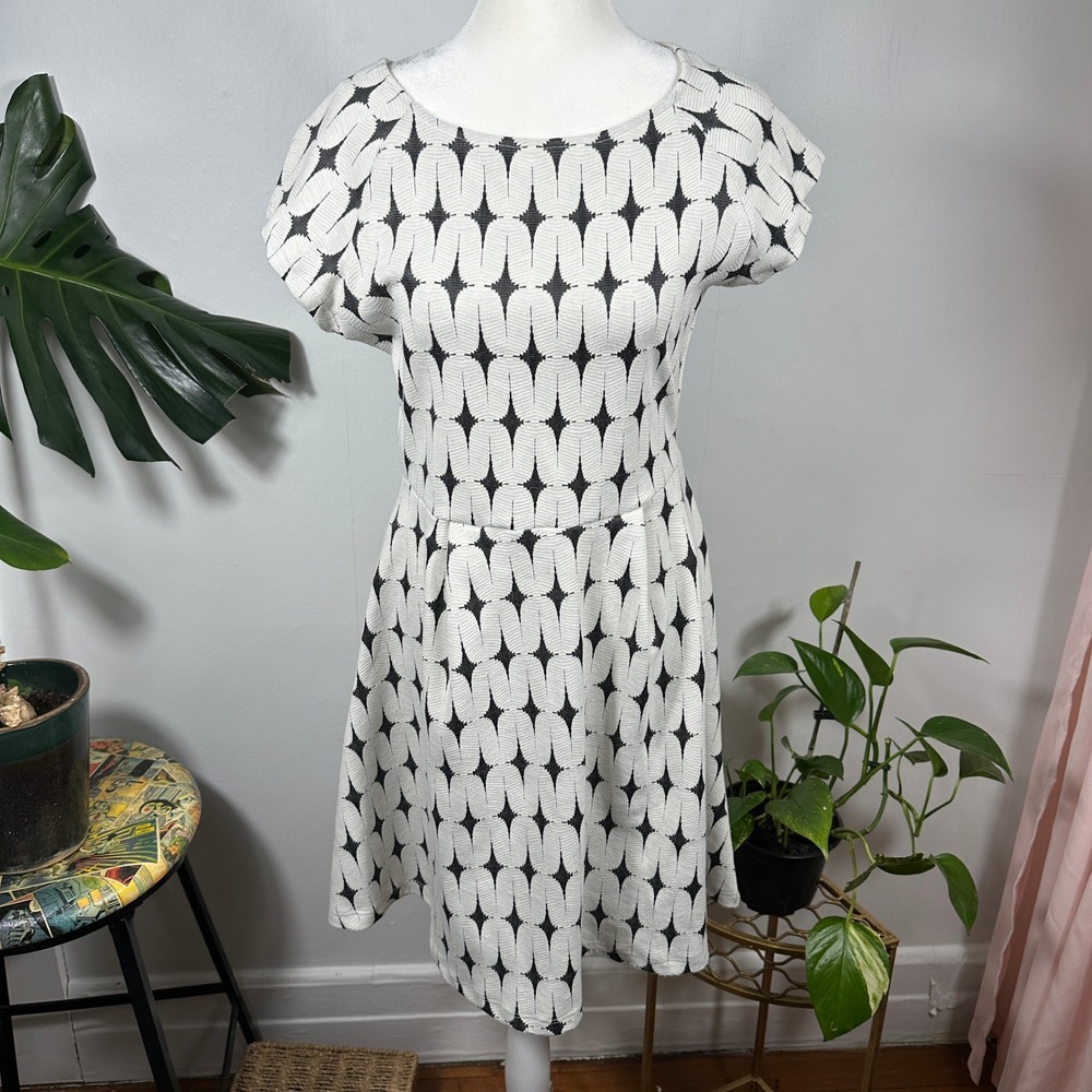 Renee C Fit and Flare Dress‎ Womens Small White Black Geometric MCM